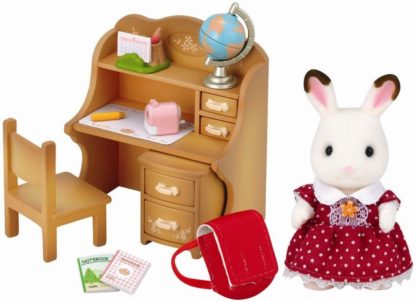 Nábytek "chocolate" králíků - sestra u psacího stolu se žid